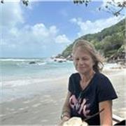 Jeune Senior accompagne les enfants en fonction des besoins