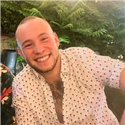 Profesor de filosofía imparte clase de todos los campos de humanidades