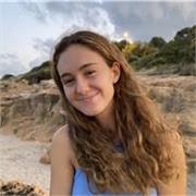 Me defino como una persona responsable, trabajadora y motivada para enseñar a los demás. Me gusta dar clases a niños y niñas pequeños.