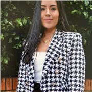 Profesora de contratos imparte clases a estudiantes de derecho