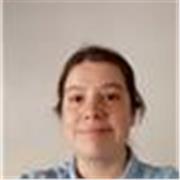 Profesora de filosofía y de religión, con mucha experiencia en colegios. Enfocada en suscitar la reflexión y la capacidad crítica.