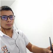 Profesor de matemáticas imparte clases a jóvenes