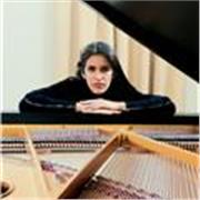 Profesora titulada en Música con más de 10 años de experiencia impartiendo clases y en el mundo de los espectáculos