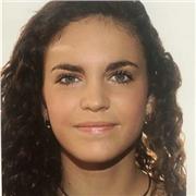 Estudiante universitaria imparte clase de Primaria y ESO