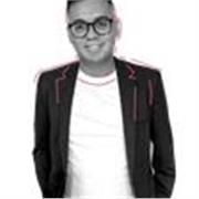 Diseñador y artista visual. Dedicado a la creación y desarrollo del arte. Además me especializo como diseñado en Branding y Diseño UX