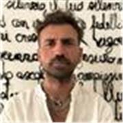 Docente di italiano impartisce lezioni di letteratura italiana per studentə di licei e scuole superiori