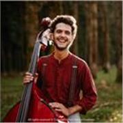 Bassista e Contrabbassista con 15 anni di esperienza sui più grandi palchi italiani e Americani, laureato al conservatorio G.Martu