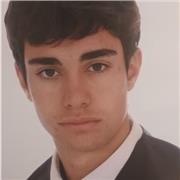 Chico joven con ganas de trabajar para dar clases a niños desde primaria hasta la ESO.