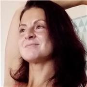 Danzatrice professionista impartisce lezioni di danza accademica