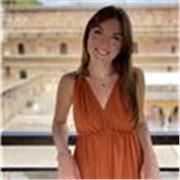 Laureata triennale in economia e management, sono iscritta a Lettere classiche per inseguire la mia passione. Ho già esperienza di lezioni sia a bambini che a ragazzi