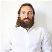 Laureato in Lettere e diplomato in Belle Arti, insegno italiano, storia e geografia online