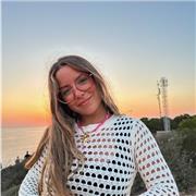 Soy una chica joven, maestra de educación primaria con mención en Audición y Lenguaje.