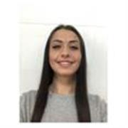 Profesora de lengua y matemáticas imparte clases de repaso a niños
