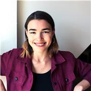 Online Kunstlehrerin, die verschiedene Techniken und Kunstgeschichte unterrichtet