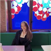 An experienced Chinese language teacher with translation and HR experience, which can help students to get their dream job or degr