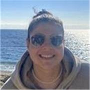 Trabajadora 
Buena vibra 
Le gustan los niños 
Feliz 
Aprendo rápido
Y doy clases desde bebes hasta 11 años