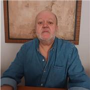 Profesor de gastronomia imparte clases de recetas clasicas de la cocina de forma simplificada