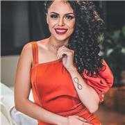 Professora de Marketing Digital com mais de 10 anos de experiência