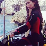 Archeologa classica, impartisce lezioni in italiano, storia e geografia per studenti di liceo e universitari