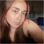 Ragazza di quarta superiore che frequenta liceo linguistico impartisce ripetizioni a ragazzi medie e elementari