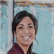 Profesora de finanzas, matemáticas o similares con alta motivación y proactividad. Con ilusión de poder ayudar y aportar valor.