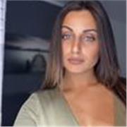Ragazza universitaria impartisce lezioni di latino per liceali