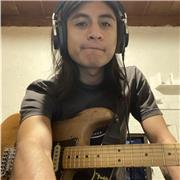 Maestro de Guitarra Eléctrica con experiencia en todas las edades y en diversos géneros. Niveles de Principiantes a Intermedio