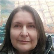 Insegnante privata impartisce lezioni di matematica a studenti di scuola secondaria di primo e secondo grado