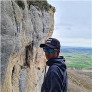 Soy una persona trabajadora y hasta no completar lo que me propongo no paro. Me gusta hacer deporte y ayudar a todo el mundo