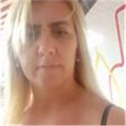 Professora de primària imparte classes particulars para ayudar a hacer los deberes