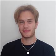 Insegnante di inglese impartisce lezioni a studenti di qualsiasi grado