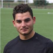 Enseignant d'ducation physique et sportive et coach de karate football et coach personnel