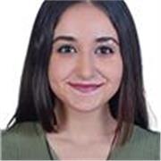 Estudiante en formación para ser profesora que se adapta al alumno y a la edad.