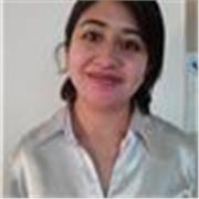 Profesora de literatura enseña a niños, adolescentes y adultos