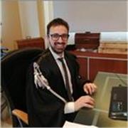 Avvocato impartisce lezioni di diritto civile