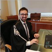 Avvocato impartisce lezioni di diritto civile