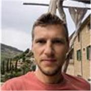 Soy director de escena, licenciado y con un título Master en artes dramáticas. Tengo 7 años de experiencia laboral en teatros.