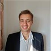 Insegnante competente e preparato per insegnare chimica generale