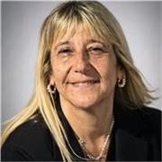 Profesora imparte clases de castellano para practicar conversación