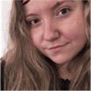 Jeune étudiante cherchant à partager compétences en anglais