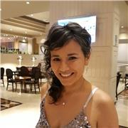 Profesora de inglés imparte clases a niños de todas las edades