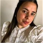 Profesora de apoyo escolar para niños y niñas de forma online