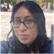 Maestra de apoyo escolar dando clases presenciales a niños de primaria, secundaria y preparatoria