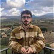 Educatore offre aiuto compiti per studentesse e studenti di scuola primaria e scuola secondaria di primo grado