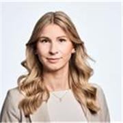 Deutsch-Tutorin, die Kindern und Jugendlichen bis zur 10. Klasse hilft.