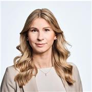 Deutsch-Tutorin, die Kindern und Jugendlichen bis zur 10. Klasse hilft.