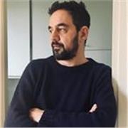 Scrittore impartisce lezioni di italiano e letteratura