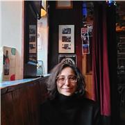 Studentessa impartisce lezioni di inglese