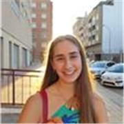 Soy una persona a la que le gusta mucho el deporte y a la que le gustaría dar clases de baile para personas de cualquier edad.