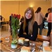 Profesora nativa de inglés con certificación C2. Ofrezco clases de conversación dinámicas para mejorar fluidez.